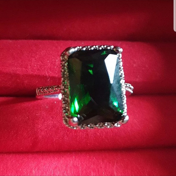 Large green stone ring!!! - Picture 3 of 8